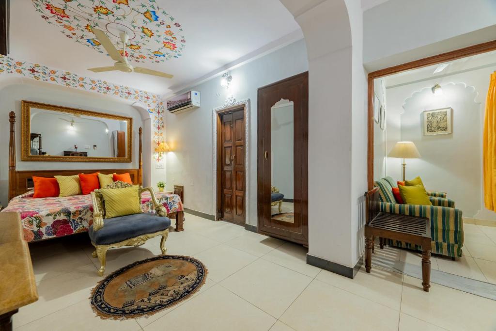 Posezení v ubytování Dera Rawatsar - Heritage Hotel