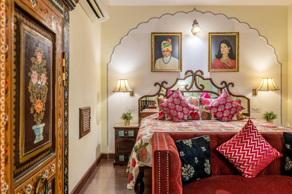 Postel nebo postele na pokoji v ubytování Dera Rawatsar - Heritage Hotel