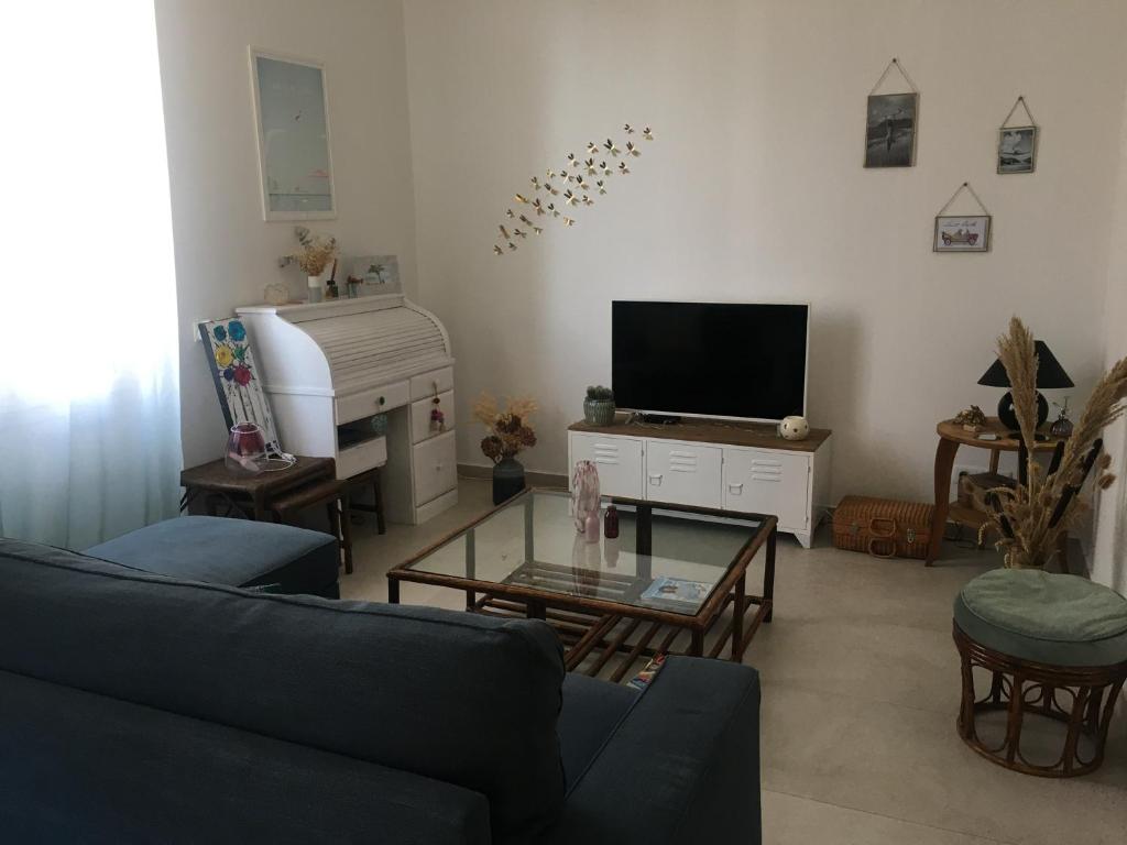 - un salon avec un canapé et un piano dans l'établissement Cannes congrès, à Cannes