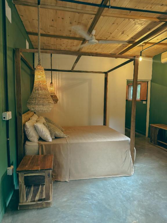 Postel nebo postele na pokoji v ubytování KOMOREBI MADIHA