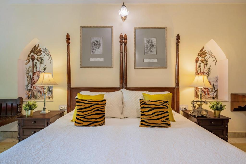Postel nebo postele na pokoji v ubytování Dera Rawatsar - Heritage Hotel