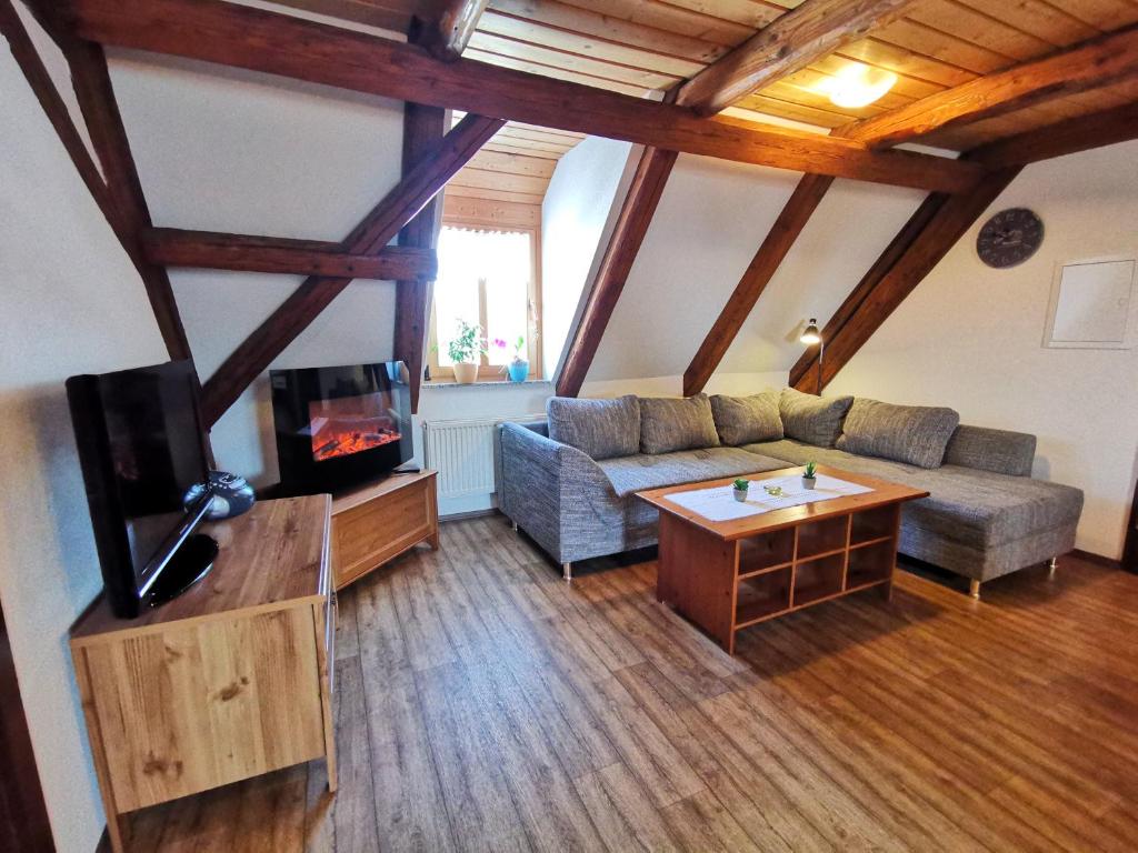 クロルト・ゴーリッシュにあるFerienwohnung Gesindestube Bauernhaus Vetterのソファとテレビのあるリビングルーム