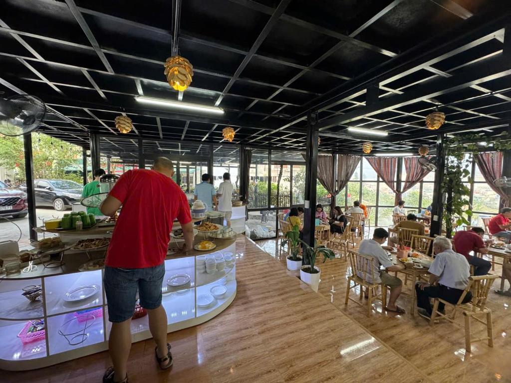 Ein Restaurant oder anderes Speiselokal in der Unterkunft Plum Homestay 
