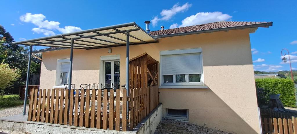 a house with a wooden gate and a fence at Charmante petite maison in Torcenay