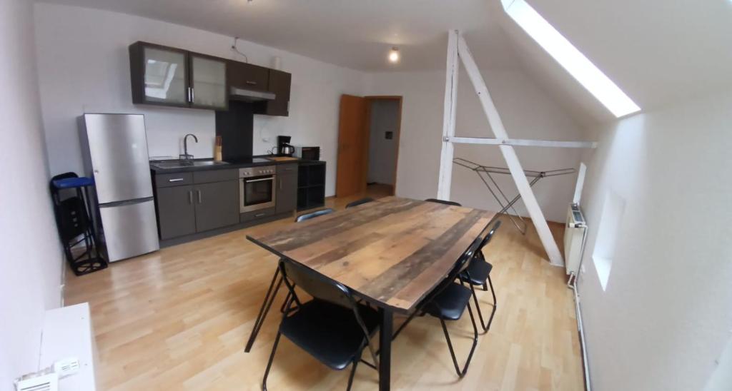 - une cuisine avec une table en bois dans une chambre dans l'établissement LivingRoom GmbH K72 Appartments in Salzgitter und Umgebung, à Baddeckenstedt