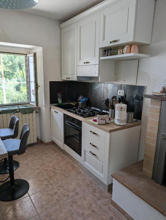 Kuchyň nebo kuchyňský kout v ubytování Maison individuelle Farindola santa maria