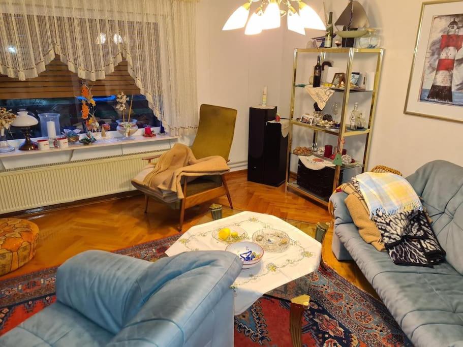 MittenaarにあるNature Park, 2 Double, 1 sofa for sleeping in 3 rooms, Kitchen, Bathroomのソファとテーブルのあるリビングルーム