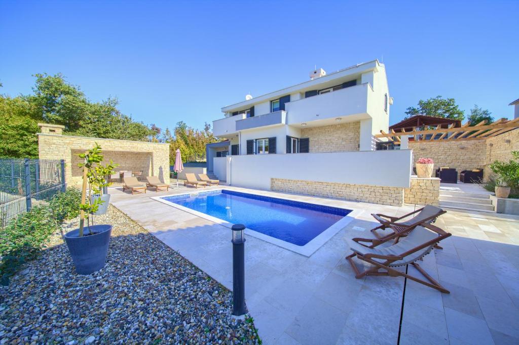 Bazén v ubytování Villa with pool near, sandy beach, quiet area TRAVELER tourist agency Krk - ID 2215 nebo v jeho okolí