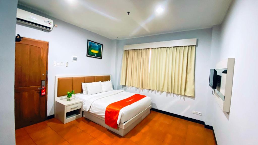 Postel nebo postele na pokoji v ubytování Front One HK Resort Simpang Lima