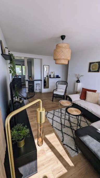 un salon avec un canapé et une table dans l'établissement Ideal Sea View, Near Calanques &Vélodrome -Parking, à Marseille