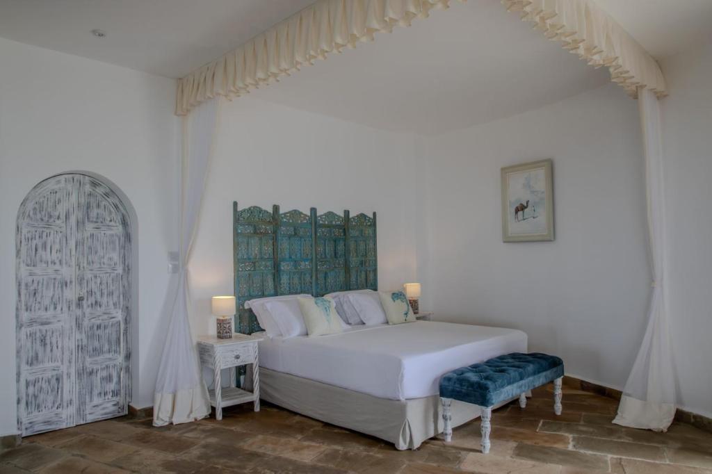 Letto o letti in una camera di Chale Island Resort