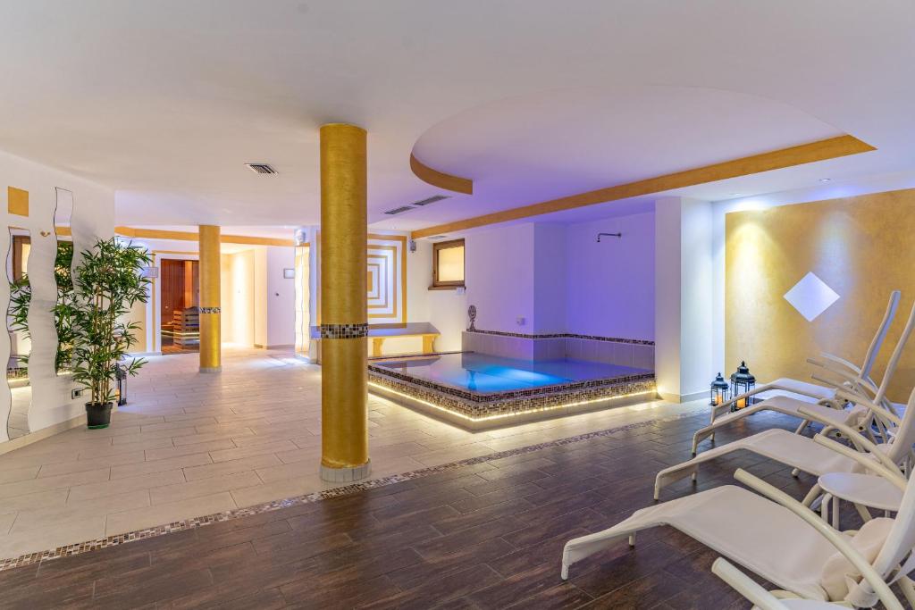 Basen w obiekcie Chalet Campiglio Imperiale lub w pobliżu