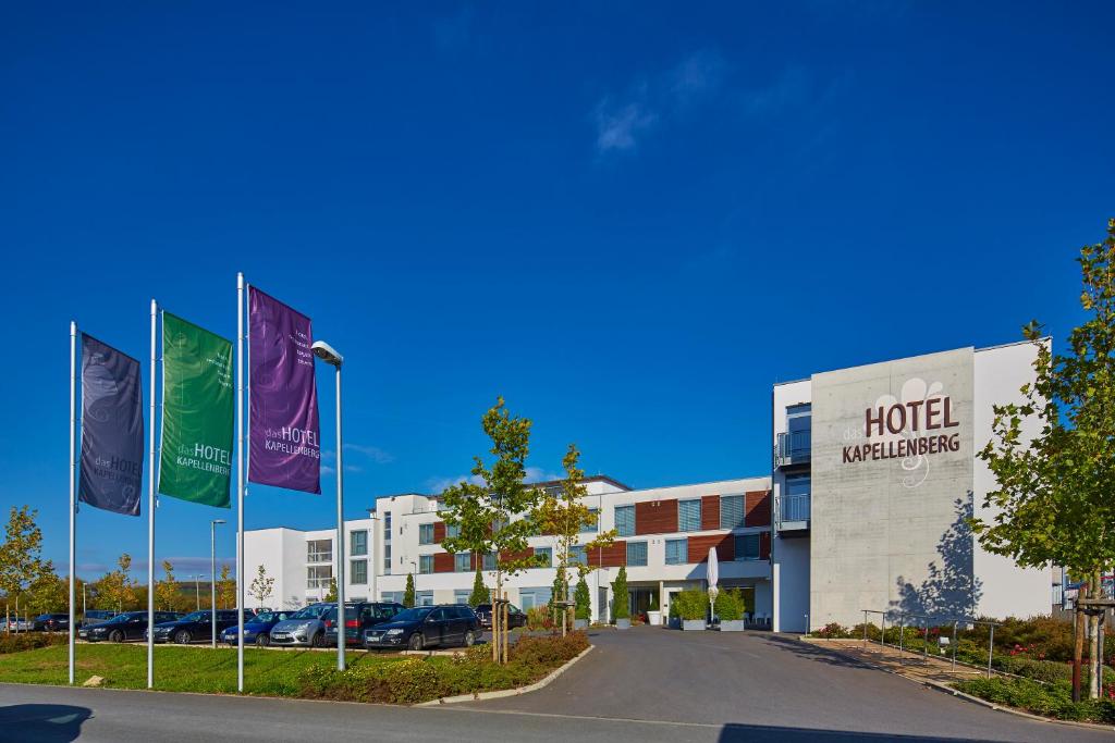 una fila de banderas delante de un hospital en Hotel Kapellenberg, en Eibelstadt