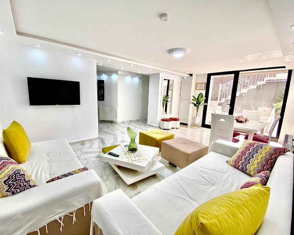 TV a/nebo společenská místnost v ubytování Cosy Aparment near the sea