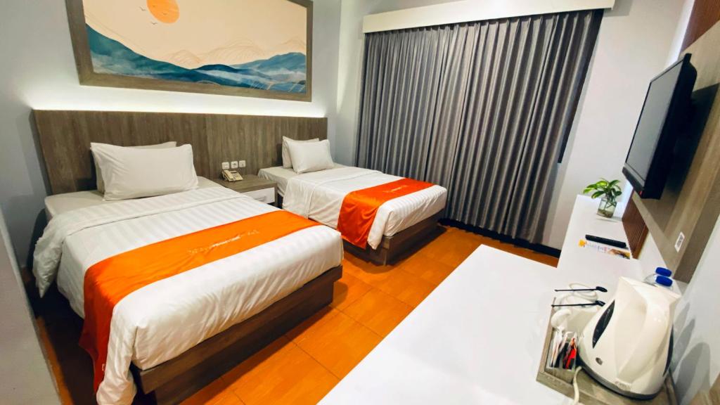 Postel nebo postele na pokoji v ubytování Front One HK Resort Simpang Lima