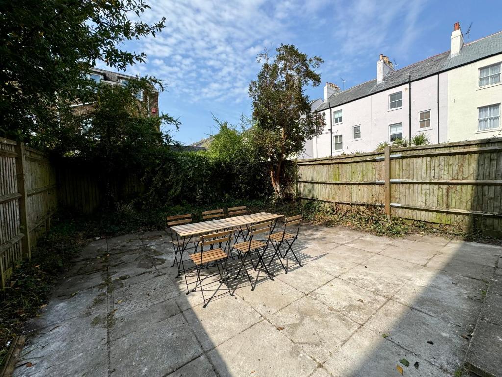 John Street Stays - Resim 5