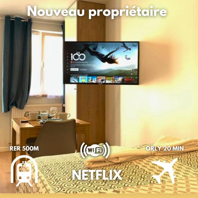 Cette chambre comprend un lit à baldaquin et une télévision. dans l'établissement Cosy studio M1 RER BC500m Orly 20 min Netflix, à Massy