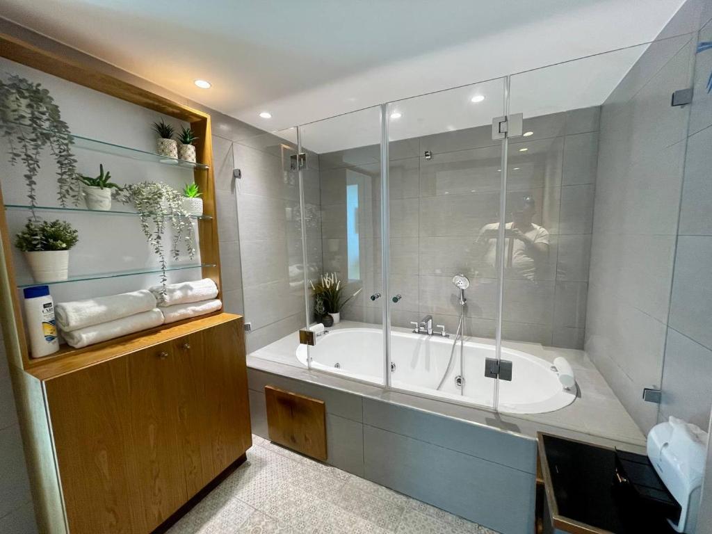 C Tower Apartments - King Suite Mit Spa Bad