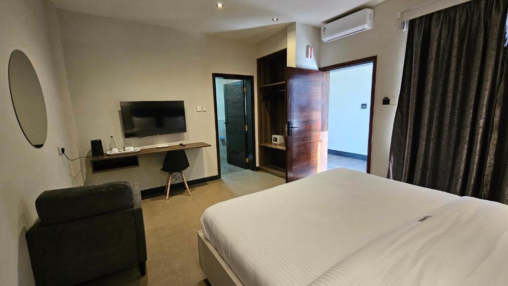 TV a/nebo společenská místnost v ubytování The Ivory Hotel