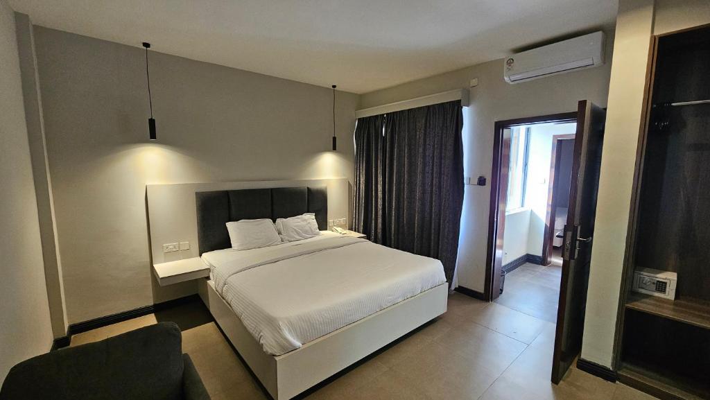 Postel nebo postele na pokoji v ubytování The Ivory Hotel
