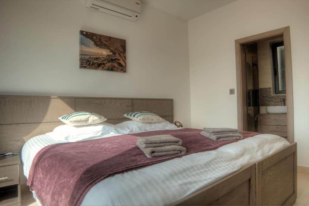 Rúm í herbergi á SeaHorse Penthouse