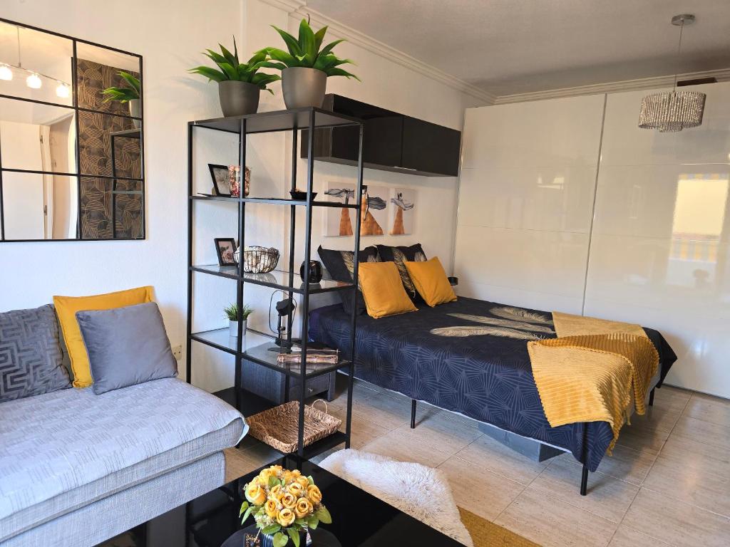 una camera con un letto e una mensola con piante di Like at home Tenerife x 5 a San Miguel de Abona