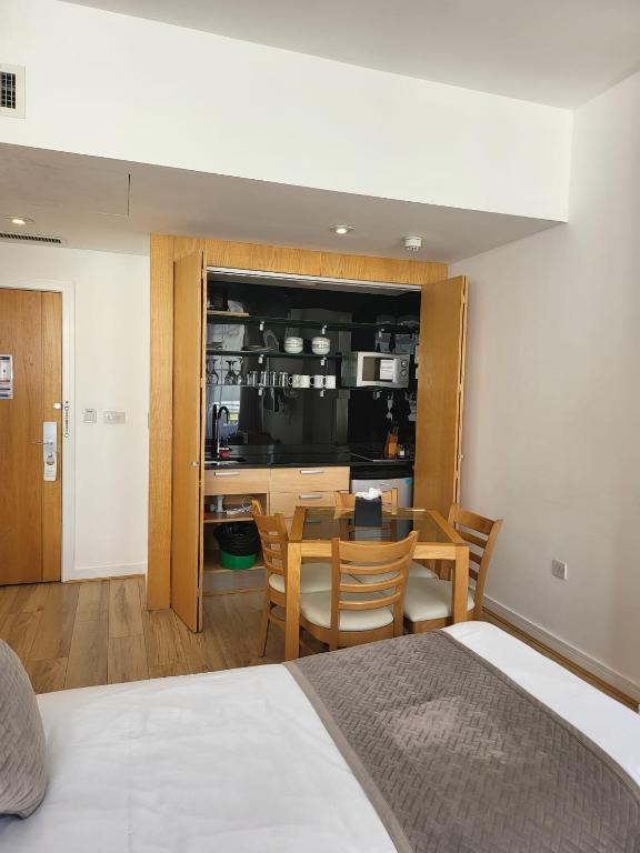 The Cleveland - Resim 43