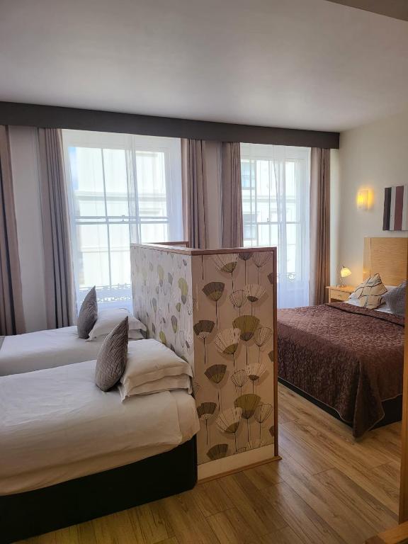 The Cleveland - Resim 38