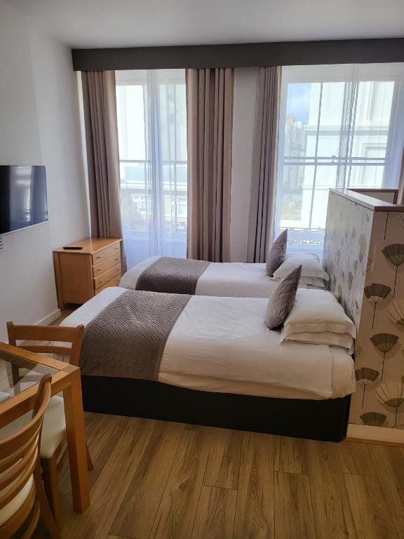 The Cleveland - Resim 39