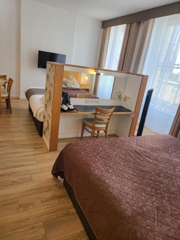 The Cleveland - Resim 41