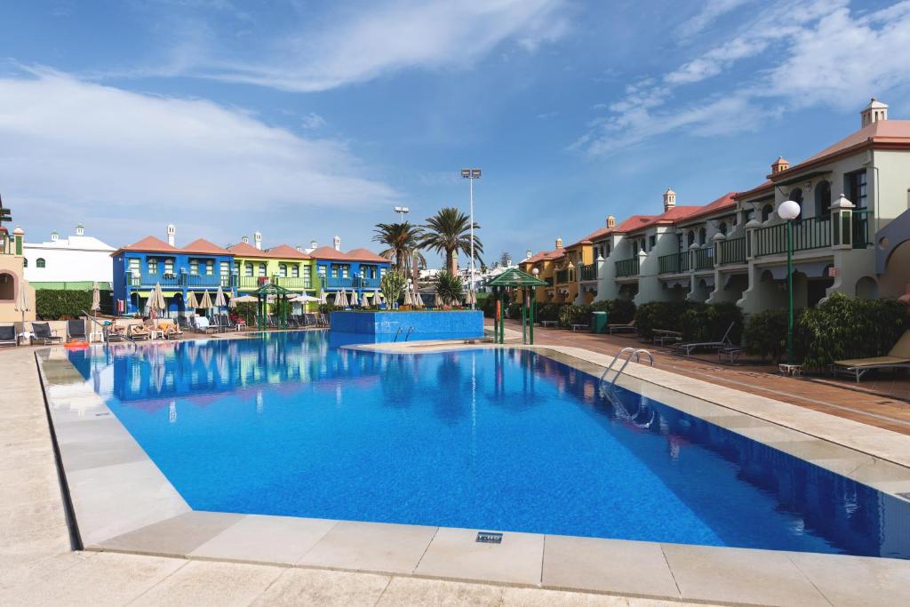 Bazén v ubytování eó Maspalomas Resort nebo v jeho okolí