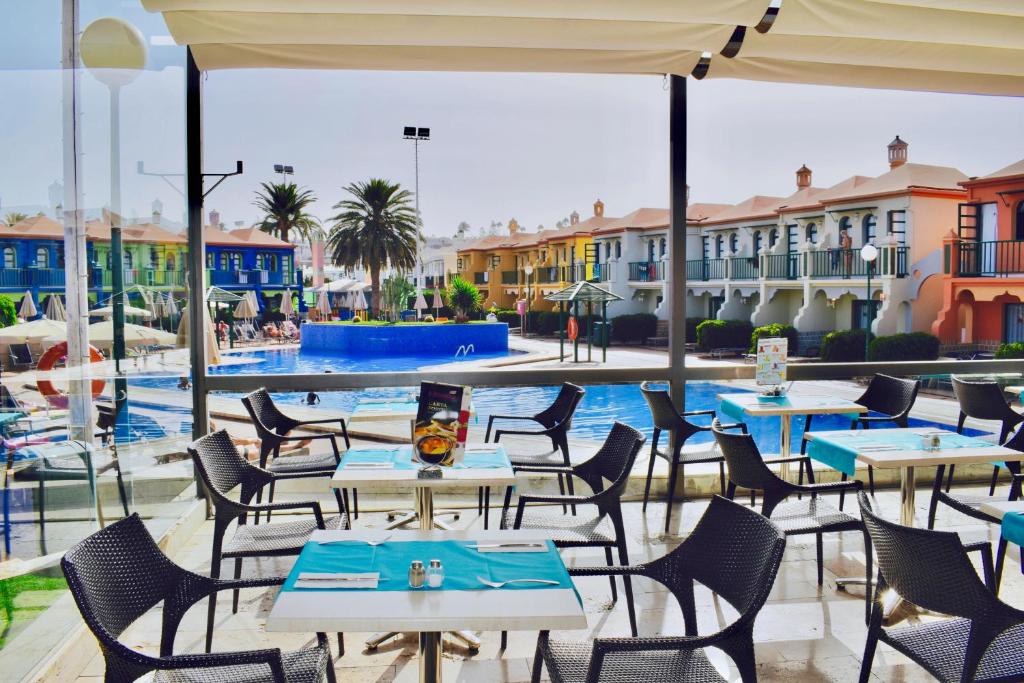 Bazén v ubytování eó Maspalomas Resort nebo v jeho okolí