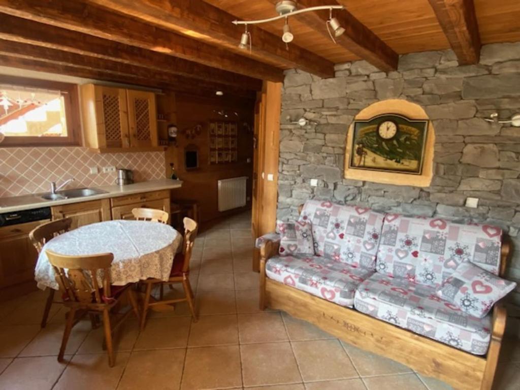 un salon avec un canapé et une table dans l'établissement Studio Châtel 4 pers. avec terrasse, proche remontées mécaniques, parking, et WIFI - FR-1-676-189, à Châtel