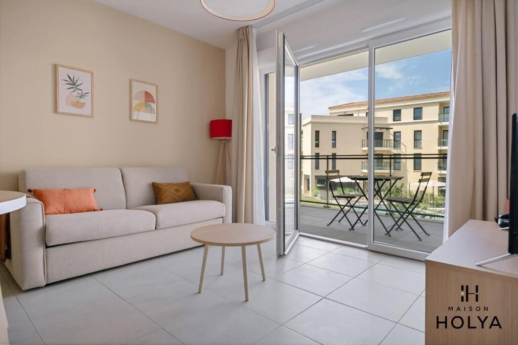 un salon avec un canapé et une table dans l'établissement Le Solstice - À Avignon - 374B, à Avignon