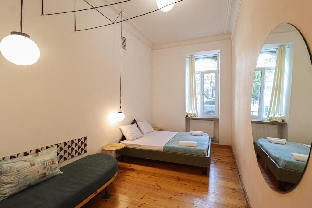 Unique 3BR Apt in Old Tbilisi - By Wehost در تفلیس