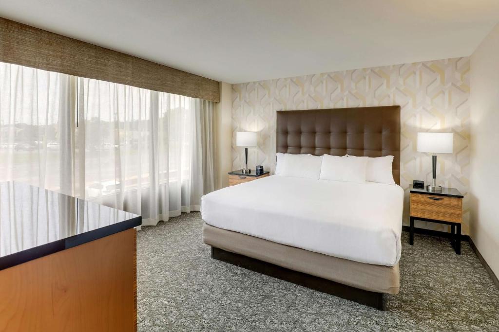 Drury Inn & Suites Birmingham Lakeshore Drive photo