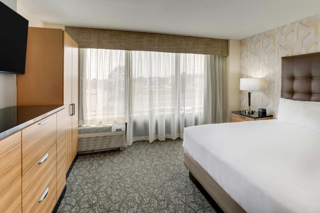 Drury Inn & Suites Birmingham Lakeshore Drive photo