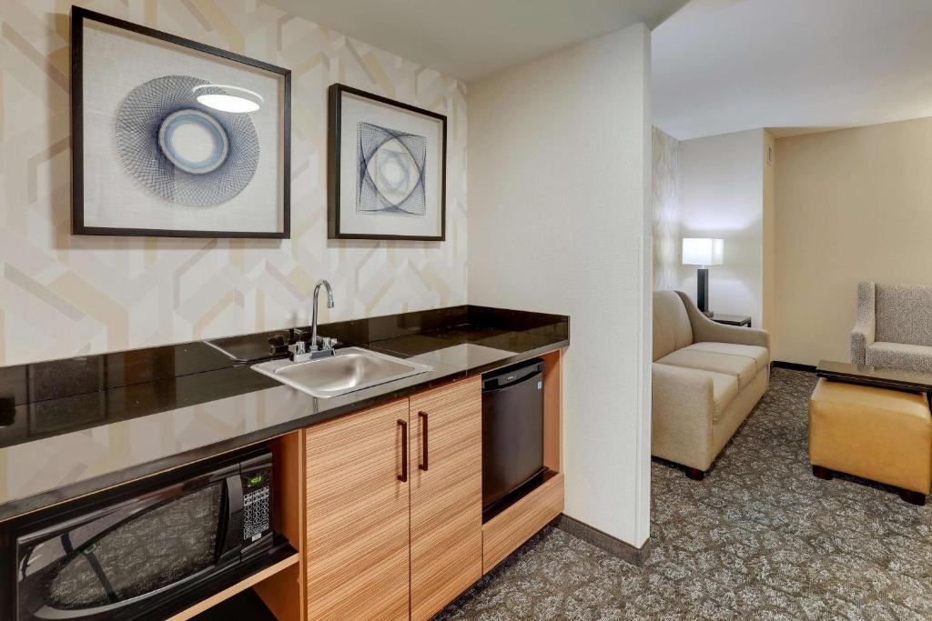 Drury Inn & Suites Birmingham Lakeshore Drive photo