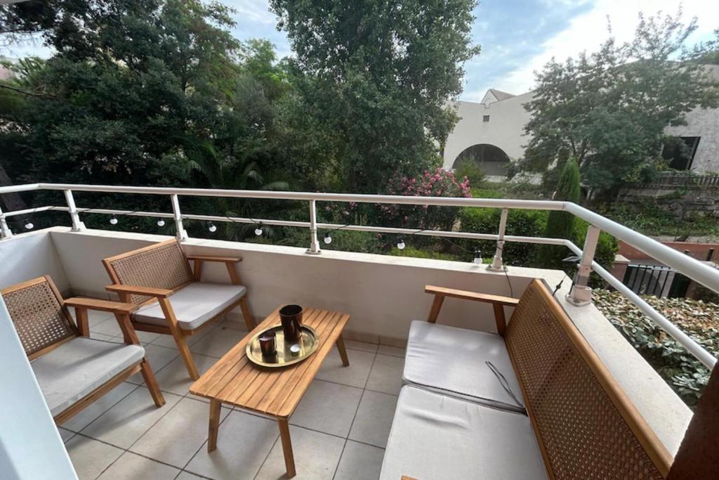 un balcon avec deux chaises et une table dans l'établissement Apartment in Croix des Gardes, à Cannes