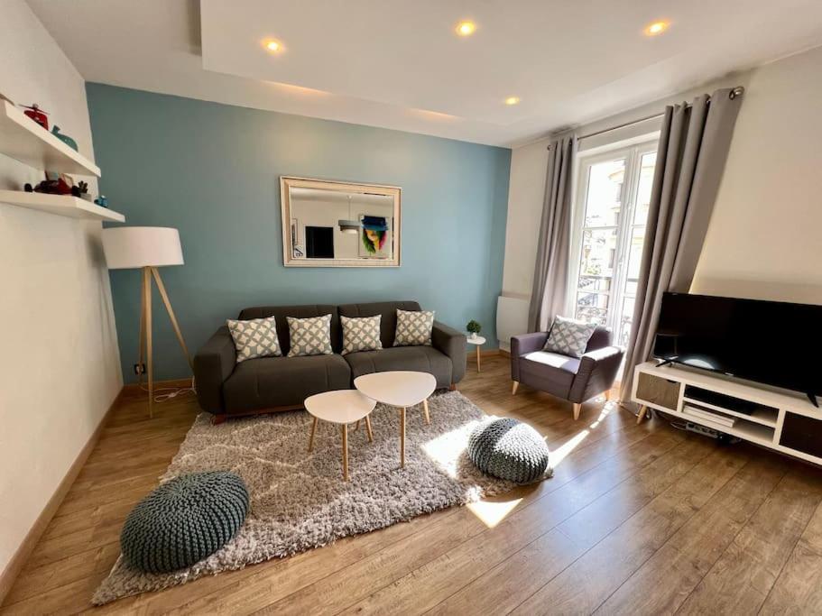 un salon avec un canapé et une table dans l'établissement Newly renovated spacious apartment in Montorgeuil area, à Paris