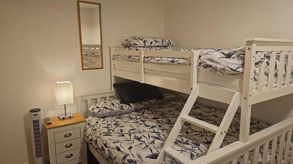 Кровать или кровати в номере Mersea Island Retreat - 4 Bedroom House