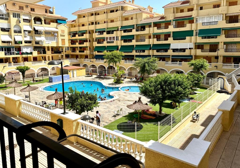 Πισίνα στο ή κοντά στο Apartment ZuMiFra with swimming pool, 300 m from the sea, with beautiful sandy beach La Mata