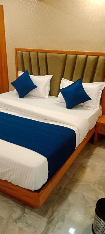 Postel nebo postele na pokoji v ubytování Hotel Nobel Inn