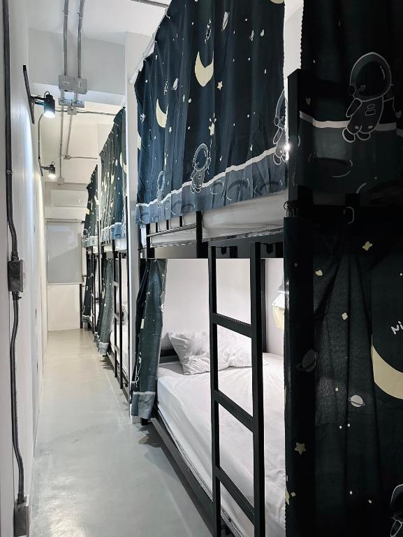 Palanda nebo palandy na pokoji v ubytování Prachan Hostel