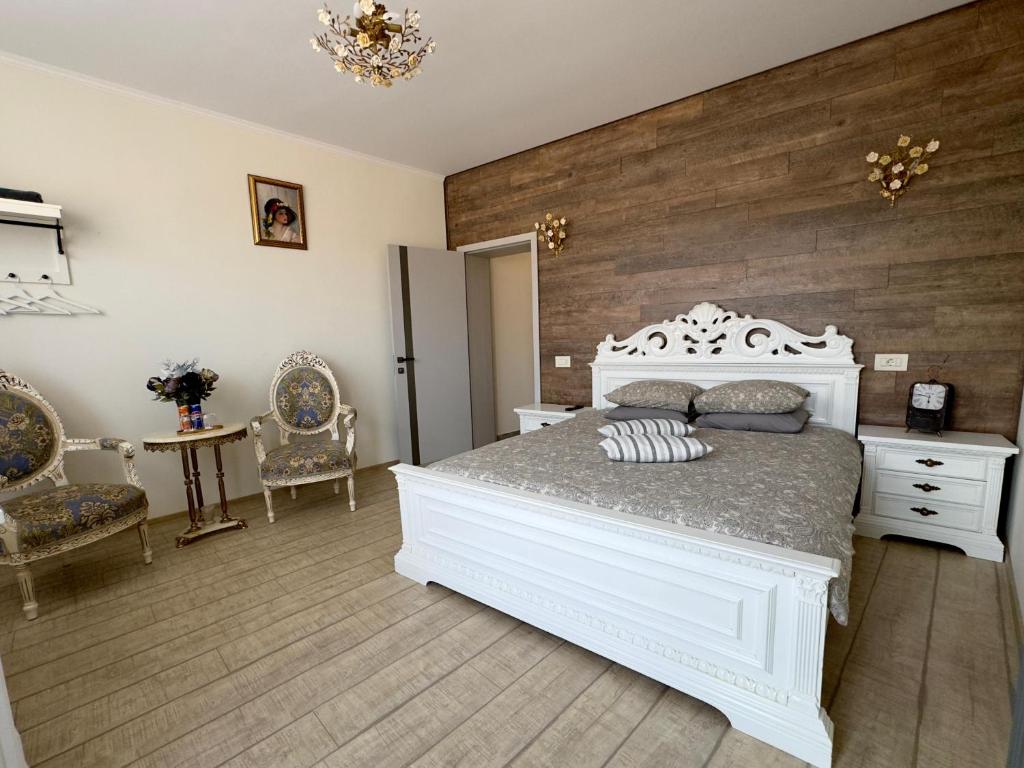 Postel nebo postele na pokoji v ubytování Antique Charm Home