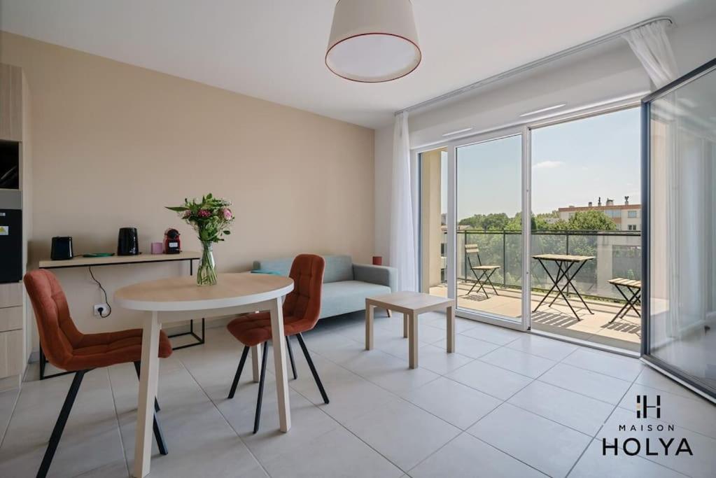 un salon avec une table et un canapé dans l'établissement Le Plein Sud - À Avignon - 376B, à Avignon