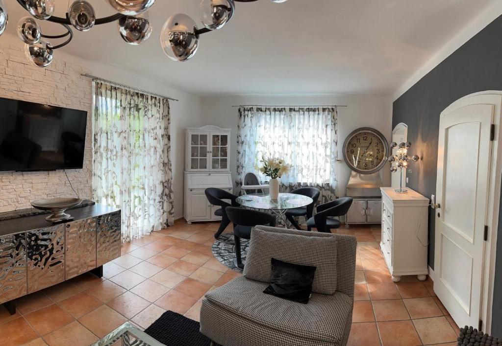 Posezení v ubytování Wohnung 5 mit Garten und sonniger Terrasse