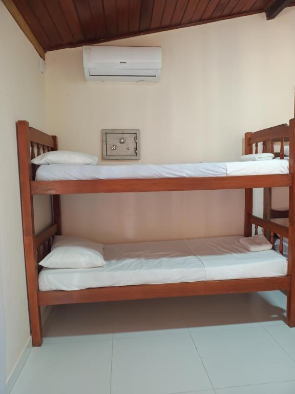 Postel nebo postele na pokoji v ubytování Dendê Jazz Hostel e Pousada