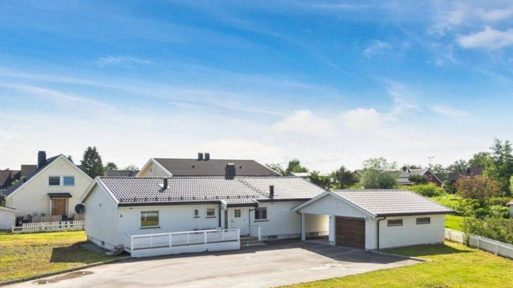 Casa blanca con entrada en Luksuriøs enebolig ved Granåsen til Ski-VM 2025, en Trondheim