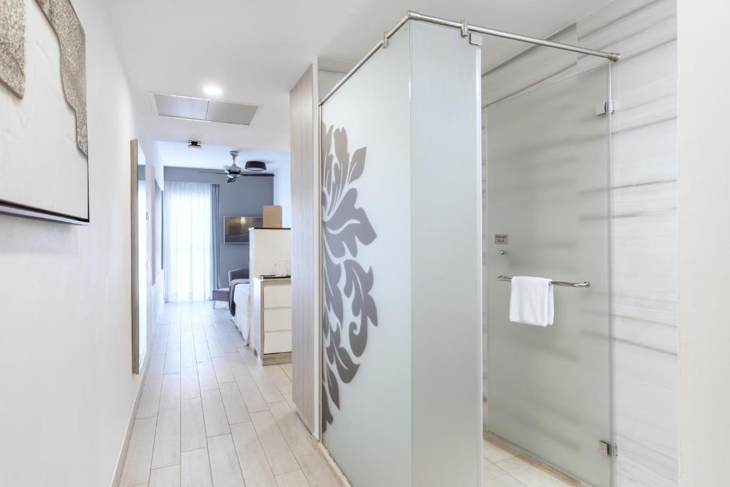 baño con ducha y puerta de cristal en Hotel Riu Palace Tenerife, en Adeje